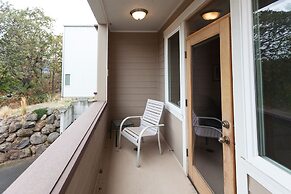 Columbia West 3 Bedroom Condo by RedAwning