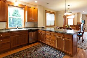 Columbia West 3 Bedroom Condo by RedAwning