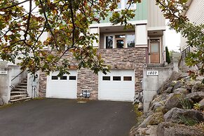 Columbia West 3 Bedroom Condo by RedAwning