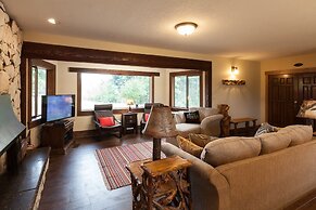 Hood View 4 Bedroom Cabin by RedAwning