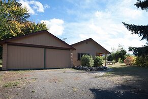 Hood View 4 Bedroom Cabin by RedAwning