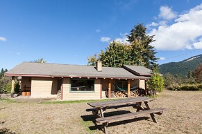 Hood View 4 Bedroom Cabin by RedAwning