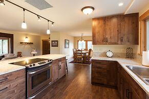 Hood View 4 Bedroom Cabin by RedAwning