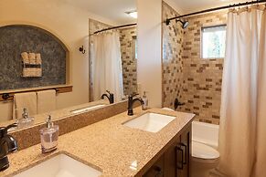 Hood View 4 Bedroom Cabin by RedAwning