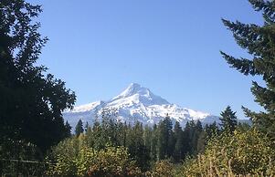 Hood View 4 Bedroom Cabin by RedAwning