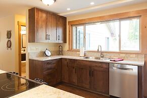 Hood View 4 Bedroom Cabin by RedAwning