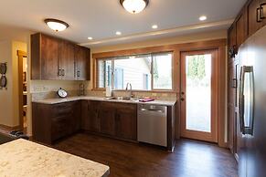 Hood View 4 Bedroom Cabin by RedAwning