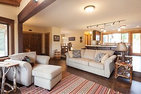 Hood View 4 Bedroom Cabin by RedAwning