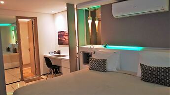 SEAFLATS Iate Plaza Hotel