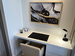 SEAFLATS Iate Plaza Hotel