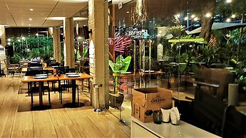 SEAFLATS Iate Plaza Hotel