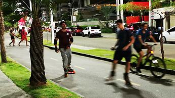 SEAFLATS Iate Plaza Hotel