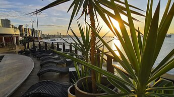 SEAFLATS Iate Plaza Hotel