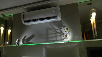 SEAFLATS Iate Plaza Hotel