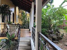 Chez Les Rois Guesthouse