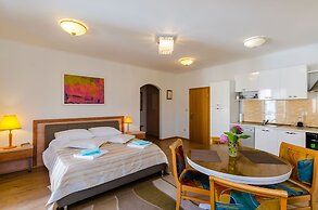 Apartments & Rooms V&M