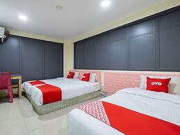 OYO 89717 Budget Star Hotel