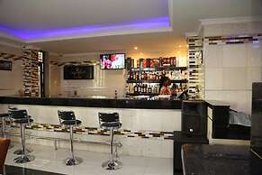 Signature Suites & Hotel