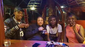 The Great Circle Lodge - Hostel