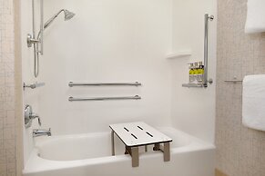 Holiday Inn Express & Suites Beaver Dam by IHG