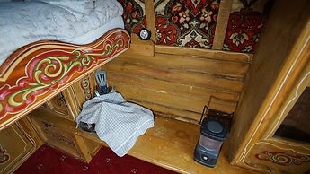 Islay @ Westcote Glamping-Campsite