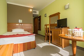 Diplomat Plaza Hotel & Resort