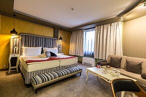 Diplomat Plaza Hotel & Resort