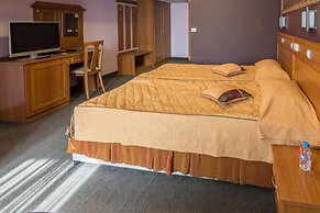 Diplomat Plaza Hotel & Resort