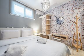 Welcoming Koukaki Home  by Cloudkeys