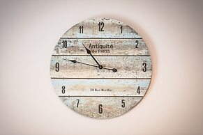 Stylish Acropolis Apartment  by Cloudkeys