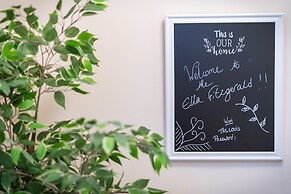 Ella Fitzgerald - Luxury 2 Bedroom Apt