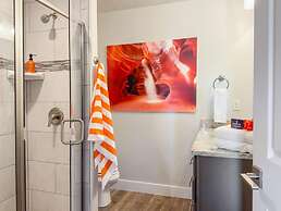 Stargazer Luxury Condo, Rooftop Views, Private Hot Tub