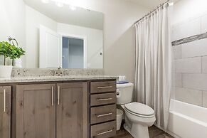 Stargazer Luxury Condo, Rooftop Views, Private Hot Tub