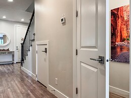 Stargazer Luxury Condo, Rooftop Views, Private Hot Tub