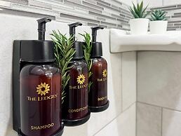 Stargazer Luxury Condo, Rooftop Views, Private Hot Tub