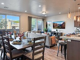 Stargazer Luxury Condo, Rooftop Views, Private Hot Tub