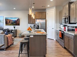 Stargazer Luxury Condo, Rooftop Views, Private Hot Tub