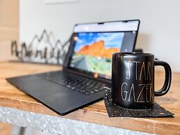 Stargazer Luxury Condo, Rooftop Views, Private Hot Tub