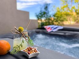 Stargazer Luxury Condo, Rooftop Views, Private Hot Tub