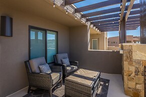 Stargazer Luxury Condo, Rooftop Views, Private Hot Tub