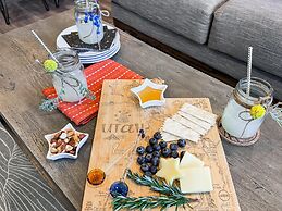 Stargazer Luxury Condo, Rooftop Views, Private Hot Tub