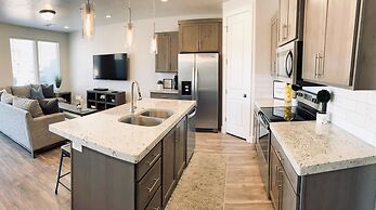 Stargazer Luxury Condo, Rooftop Views, Private Hot Tub