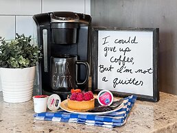 Stargazer Luxury Condo, Rooftop Views, Private Hot Tub