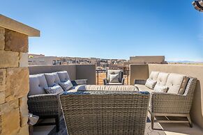 Stargazer Luxury Condo, Rooftop Views, Private Hot Tub