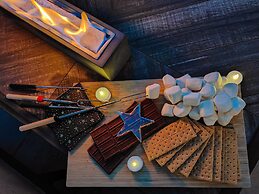 Stargazer Luxury Condo, Rooftop Views, Private Hot Tub