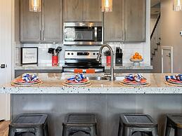 Stargazer Luxury Condo, Rooftop Views, Private Hot Tub