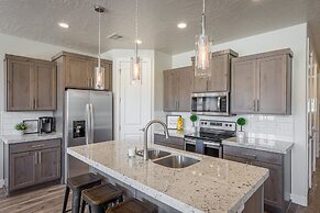 Stargazer Luxury Condo, Rooftop Views, Private Hot Tub