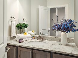 Stargazer Luxury Condo, Rooftop Views, Private Hot Tub