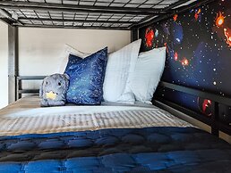 Stargazer Luxury Condo, Rooftop Views, Private Hot Tub