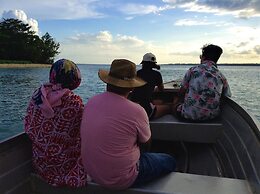 Sina PJ Beach Fales and Surf